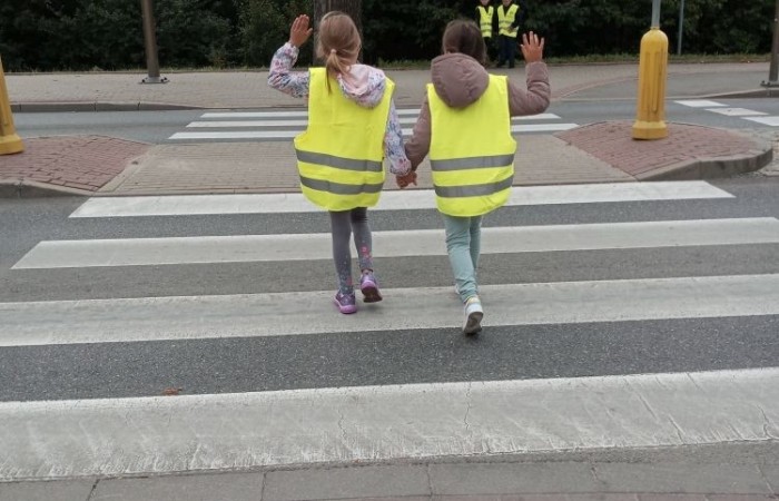Jak zachowywać się na drodze, żeby bezpiecznie iść do szkoły i wrócić do domu?
Tę wiedzę przekazali  nam doświadczeni policjanci pasłęckiej policji.
                                Dziękujemy!!!
