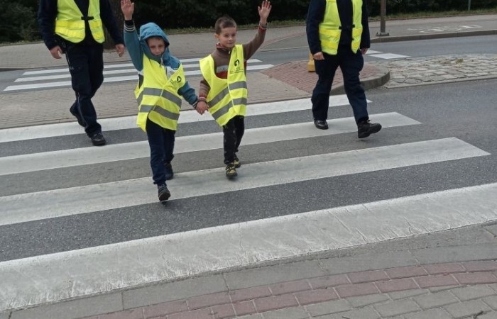 Jak zachowywać się na drodze, żeby bezpiecznie iść do szkoły i wrócić do domu?
Tę wiedzę przekazali  nam doświadczeni policjanci pasłęckiej policji.
                                Dziękujemy!!!
