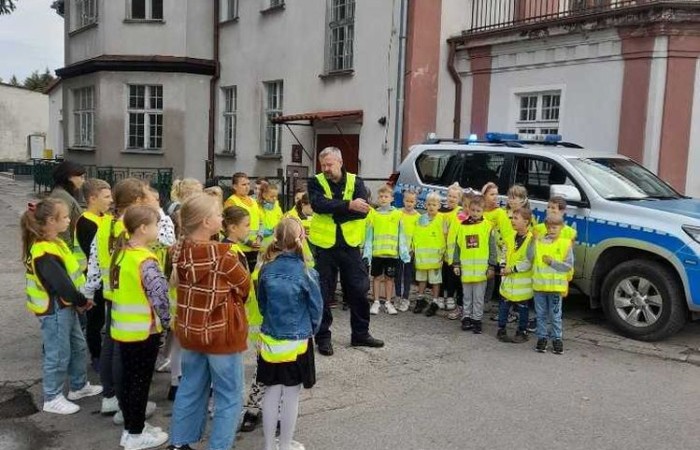 Jak zachowywać się na drodze, żeby bezpiecznie iść do szkoły i wrócić do domu?
Tę wiedzę przekazali  nam doświadczeni policjanci pasłęckiej policji.
                                Dziękujemy!!!
