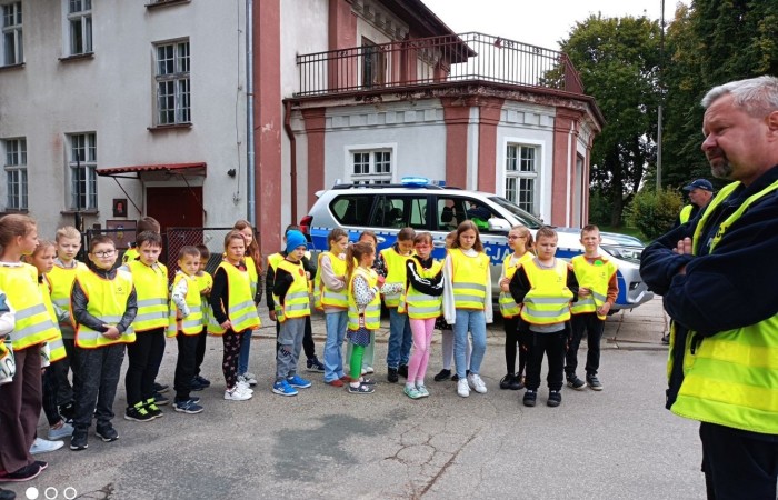 Jak zachowywać się na drodze, żeby bezpiecznie iść do szkoły i wrócić do domu?
Tę wiedzę przekazali  nam doświadczeni policjanci pasłęckiej policji.
                                Dziękujemy!!!
