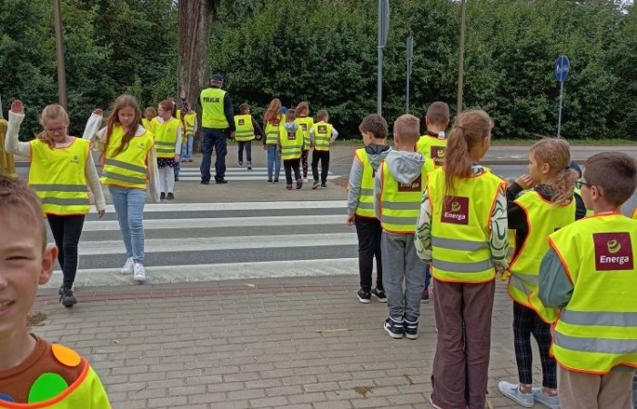 Jak zachowywać się na drodze, żeby bezpiecznie iść do szkoły i wrócić do domu?
Tę wiedzę przekazali  nam doświadczeni policjanci pasłęckiej policji.
                                Dziękujemy!!!
