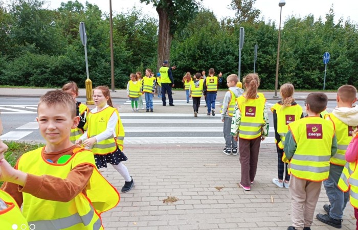 Jak zachowywać się na drodze, żeby bezpiecznie iść do szkoły i wrócić do domu?
Tę wiedzę przekazali  nam doświadczeni policjanci pasłęckiej policji.
                                Dziękujemy!!!
