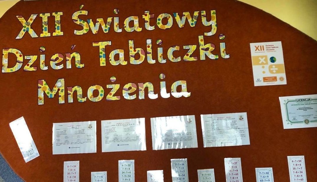 Światowy Dzień Tabliczki Mnożenia to akcja edukacyjna, która odbywa się co roku w pierwszy piątek października. Ma na celu zachęcenie do przypomnienia sobie tabliczki mnożenia w przyjemny i niecodzienny sposób. “Tabliczkowa wiedza” sprawdzana była w naszej szkole podczas krótkiego egzaminu on – line z tabliczki mnożenia. Egzaminatorami na długiej przerwie byli uczniowie klasy VIII c. To oni wyłonili z naszej społeczności “Ekspertów Tabliczki Mnożenia”. Każdy chętny, kto wykonał pozytywnie test otrzymywał odznaczenie eksperta w dziedzinie mnożenia. Do akcji dołączyli nauczyciele i dyrekcja szkoły włączając się do wspólnej zabawy. Koordynatorami akcji były panie Barbara Rokita i  Marzena Szymańska.