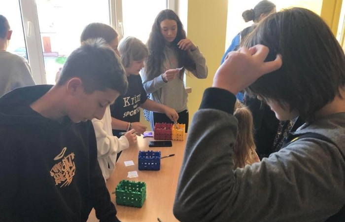 Światowy Dzień Tabliczki Mnożenia to akcja edukacyjna, która odbywa się co roku w pierwszy piątek października. Ma na celu zachęcenie do przypomnienia sobie tabliczki mnożenia w przyjemny i niecodzienny sposób. “Tabliczkowa wiedza” sprawdzana była w naszej szkole podczas krótkiego egzaminu on – line z tabliczki mnożenia. Egzaminatorami na długiej przerwie byli uczniowie klasy VIII c. To oni wyłonili z naszej społeczności “Ekspertów Tabliczki Mnożenia”. Każdy chętny, kto wykonał pozytywnie test otrzymywał odznaczenie eksperta w dziedzinie mnożenia. Do akcji dołączyli nauczyciele i dyrekcja szkoły włączając się do wspólnej zabawy. Koordynatorami akcji były panie Barbara Rokita i  Marzena Szymańska.