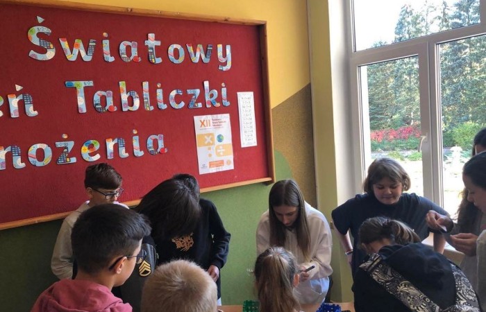 Światowy Dzień Tabliczki Mnożenia to akcja edukacyjna, która odbywa się co roku w pierwszy piątek października. Ma na celu zachęcenie do przypomnienia sobie tabliczki mnożenia w przyjemny i niecodzienny sposób. “Tabliczkowa wiedza” sprawdzana była w naszej szkole podczas krótkiego egzaminu on – line z tabliczki mnożenia. Egzaminatorami na długiej przerwie byli uczniowie klasy VIII c. To oni wyłonili z naszej społeczności “Ekspertów Tabliczki Mnożenia”. Każdy chętny, kto wykonał pozytywnie test otrzymywał odznaczenie eksperta w dziedzinie mnożenia. Do akcji dołączyli nauczyciele i dyrekcja szkoły włączając się do wspólnej zabawy. Koordynatorami akcji były panie Barbara Rokita i  Marzena Szymańska.