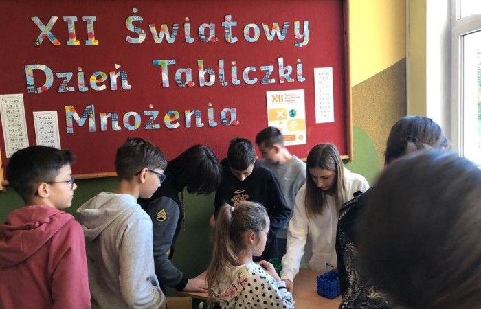 Światowy Dzień Tabliczki Mnożenia to akcja edukacyjna, która odbywa się co roku w pierwszy piątek października. Ma na celu zachęcenie do przypomnienia sobie tabliczki mnożenia w przyjemny i niecodzienny sposób. “Tabliczkowa wiedza” sprawdzana była w naszej szkole podczas krótkiego egzaminu on – line z tabliczki mnożenia. Egzaminatorami na długiej przerwie byli uczniowie klasy VIII c. To oni wyłonili z naszej społeczności “Ekspertów Tabliczki Mnożenia”. Każdy chętny, kto wykonał pozytywnie test otrzymywał odznaczenie eksperta w dziedzinie mnożenia. Do akcji dołączyli nauczyciele i dyrekcja szkoły włączając się do wspólnej zabawy. Koordynatorami akcji były panie Barbara Rokita i  Marzena Szymańska.