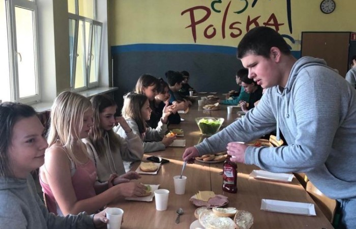 Czy to możliwe, aby uczniowie nie mogli doczekać się pójścia do szkoły? By ochoczo do niej pędzili? Wydaje się to nie do pomyślenia? A jednak… To wydarzyło się naprawdę. Gdzie? W naszej szkole! Tylko… nocą! Może trzeba lekcje przenieść w tryb nocny :). Do naszej dyspozycji była cała szkoła, zaczęliśmy od podchodów, następnie kabaret przygotowany przez uczennice klasy 8 c dla chłopców z okazji Dnia Chłopaka. Kolejna niespodzianka dla chłopców to maseczki odświeżające. Oczywiście nie obyło się również bez gry w Mafię. To była pracowita i udana noc.