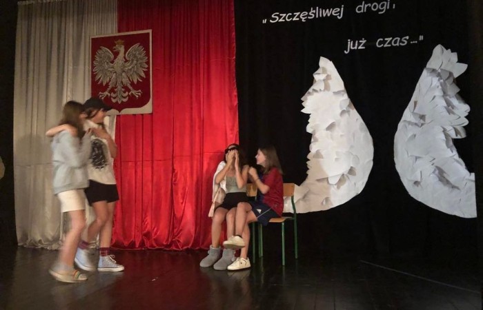 Czy to możliwe, aby uczniowie nie mogli doczekać się pójścia do szkoły? By ochoczo do niej pędzili? Wydaje się to nie do pomyślenia? A jednak… To wydarzyło się naprawdę. Gdzie? W naszej szkole! Tylko… nocą! Może trzeba lekcje przenieść w tryb nocny :). Do naszej dyspozycji była cała szkoła, zaczęliśmy od podchodów, następnie kabaret przygotowany przez uczennice klasy 8 c dla chłopców z okazji Dnia Chłopaka. Kolejna niespodzianka dla chłopców to maseczki odświeżające. Oczywiście nie obyło się również bez gry w Mafię. To była pracowita i udana noc.
