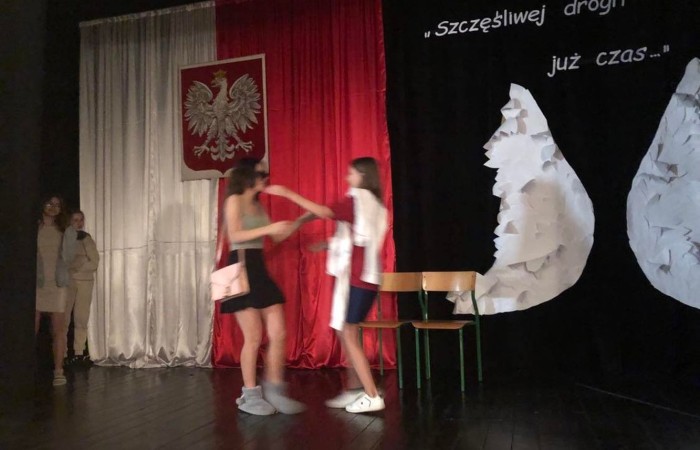 Czy to możliwe, aby uczniowie nie mogli doczekać się pójścia do szkoły? By ochoczo do niej pędzili? Wydaje się to nie do pomyślenia? A jednak… To wydarzyło się naprawdę. Gdzie? W naszej szkole! Tylko… nocą! Może trzeba lekcje przenieść w tryb nocny :). Do naszej dyspozycji była cała szkoła, zaczęliśmy od podchodów, następnie kabaret przygotowany przez uczennice klasy 8 c dla chłopców z okazji Dnia Chłopaka. Kolejna niespodzianka dla chłopców to maseczki odświeżające. Oczywiście nie obyło się również bez gry w Mafię. To była pracowita i udana noc.