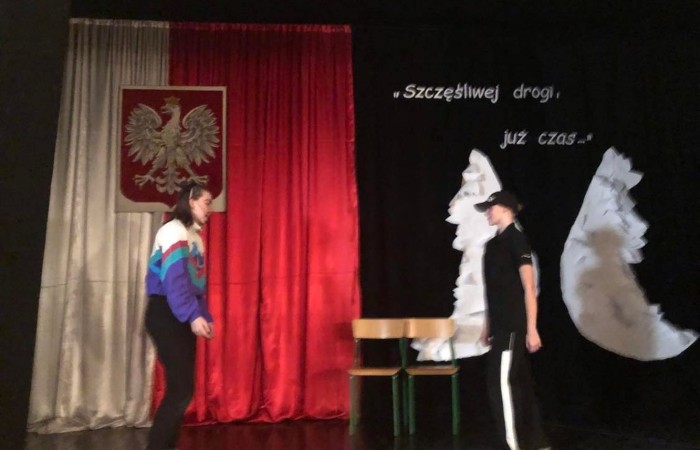 Czy to możliwe, aby uczniowie nie mogli doczekać się pójścia do szkoły? By ochoczo do niej pędzili? Wydaje się to nie do pomyślenia? A jednak… To wydarzyło się naprawdę. Gdzie? W naszej szkole! Tylko… nocą! Może trzeba lekcje przenieść w tryb nocny :). Do naszej dyspozycji była cała szkoła, zaczęliśmy od podchodów, następnie kabaret przygotowany przez uczennice klasy 8 c dla chłopców z okazji Dnia Chłopaka. Kolejna niespodzianka dla chłopców to maseczki odświeżające. Oczywiście nie obyło się również bez gry w Mafię. To była pracowita i udana noc.