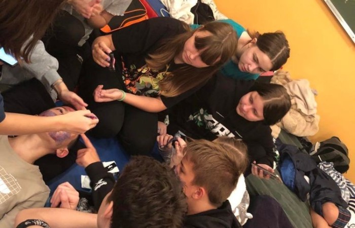 Czy to możliwe, aby uczniowie nie mogli doczekać się pójścia do szkoły? By ochoczo do niej pędzili? Wydaje się to nie do pomyślenia? A jednak… To wydarzyło się naprawdę. Gdzie? W naszej szkole! Tylko… nocą! Może trzeba lekcje przenieść w tryb nocny :). Do naszej dyspozycji była cała szkoła, zaczęliśmy od podchodów, następnie kabaret przygotowany przez uczennice klasy 8 c dla chłopców z okazji Dnia Chłopaka. Kolejna niespodzianka dla chłopców to maseczki odświeżające. Oczywiście nie obyło się również bez gry w Mafię. To była pracowita i udana noc.