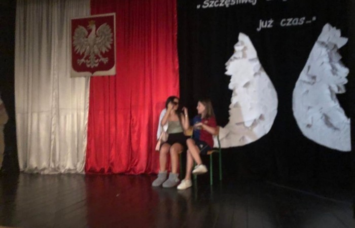 Czy to możliwe, aby uczniowie nie mogli doczekać się pójścia do szkoły? By ochoczo do niej pędzili? Wydaje się to nie do pomyślenia? A jednak… To wydarzyło się naprawdę. Gdzie? W naszej szkole! Tylko… nocą! Może trzeba lekcje przenieść w tryb nocny :). Do naszej dyspozycji była cała szkoła, zaczęliśmy od podchodów, następnie kabaret przygotowany przez uczennice klasy 8 c dla chłopców z okazji Dnia Chłopaka. Kolejna niespodzianka dla chłopców to maseczki odświeżające. Oczywiście nie obyło się również bez gry w Mafię. To była pracowita i udana noc.