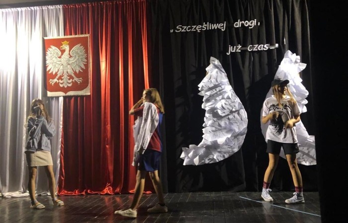 Czy to możliwe, aby uczniowie nie mogli doczekać się pójścia do szkoły? By ochoczo do niej pędzili? Wydaje się to nie do pomyślenia? A jednak… To wydarzyło się naprawdę. Gdzie? W naszej szkole! Tylko… nocą! Może trzeba lekcje przenieść w tryb nocny :). Do naszej dyspozycji była cała szkoła, zaczęliśmy od podchodów, następnie kabaret przygotowany przez uczennice klasy 8 c dla chłopców z okazji Dnia Chłopaka. Kolejna niespodzianka dla chłopców to maseczki odświeżające. Oczywiście nie obyło się również bez gry w Mafię. To była pracowita i udana noc.