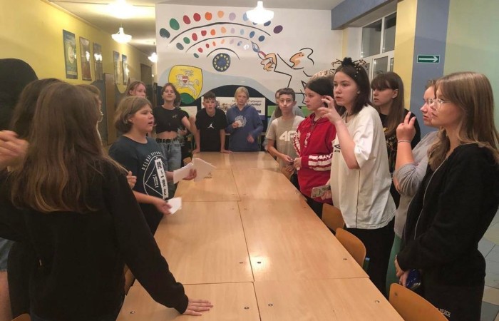 Czy to możliwe, aby uczniowie nie mogli doczekać się pójścia do szkoły? By ochoczo do niej pędzili? Wydaje się to nie do pomyślenia? A jednak… To wydarzyło się naprawdę. Gdzie? W naszej szkole! Tylko… nocą! Może trzeba lekcje przenieść w tryb nocny :). Do naszej dyspozycji była cała szkoła, zaczęliśmy od podchodów, następnie kabaret przygotowany przez uczennice klasy 8 c dla chłopców z okazji Dnia Chłopaka. Kolejna niespodzianka dla chłopców to maseczki odświeżające. Oczywiście nie obyło się również bez gry w Mafię. To była pracowita i udana noc.