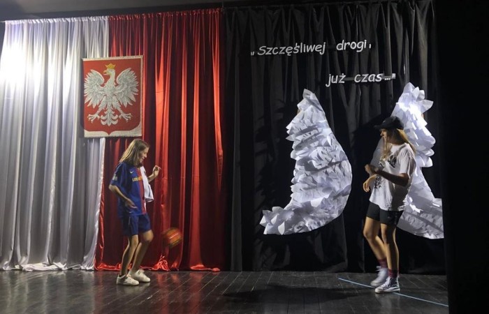Czy to możliwe, aby uczniowie nie mogli doczekać się pójścia do szkoły? By ochoczo do niej pędzili? Wydaje się to nie do pomyślenia? A jednak… To wydarzyło się naprawdę. Gdzie? W naszej szkole! Tylko… nocą! Może trzeba lekcje przenieść w tryb nocny :). Do naszej dyspozycji była cała szkoła, zaczęliśmy od podchodów, następnie kabaret przygotowany przez uczennice klasy 8 c dla chłopców z okazji Dnia Chłopaka. Kolejna niespodzianka dla chłopców to maseczki odświeżające. Oczywiście nie obyło się również bez gry w Mafię. To była pracowita i udana noc.