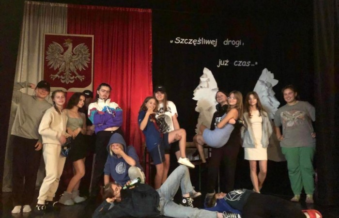 Czy to możliwe, aby uczniowie nie mogli doczekać się pójścia do szkoły? By ochoczo do niej pędzili? Wydaje się to nie do pomyślenia? A jednak… To wydarzyło się naprawdę. Gdzie? W naszej szkole! Tylko… nocą! Może trzeba lekcje przenieść w tryb nocny :). Do naszej dyspozycji była cała szkoła, zaczęliśmy od podchodów, następnie kabaret przygotowany przez uczennice klasy 8 c dla chłopców z okazji Dnia Chłopaka. Kolejna niespodzianka dla chłopców to maseczki odświeżające. Oczywiście nie obyło się również bez gry w Mafię. To była pracowita i udana noc.