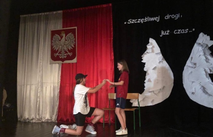 Czy to możliwe, aby uczniowie nie mogli doczekać się pójścia do szkoły? By ochoczo do niej pędzili? Wydaje się to nie do pomyślenia? A jednak… To wydarzyło się naprawdę. Gdzie? W naszej szkole! Tylko… nocą! Może trzeba lekcje przenieść w tryb nocny :). Do naszej dyspozycji była cała szkoła, zaczęliśmy od podchodów, następnie kabaret przygotowany przez uczennice klasy 8 c dla chłopców z okazji Dnia Chłopaka. Kolejna niespodzianka dla chłopców to maseczki odświeżające. Oczywiście nie obyło się również bez gry w Mafię. To była pracowita i udana noc.