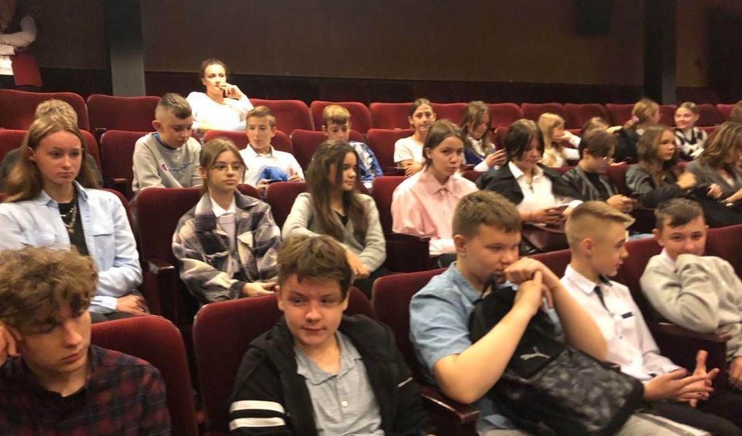 W czwatrek 6 października uczniowie klas siódmych i ósmych udali się do Teatru im. Aleksandra Sewruka w Elblągu w celu obejrzenia sztuki pt. ,,Balladyna. Wyjazd odbył się w ramach działań na rzecz szerszego udostępniania kanonu edukacji klasycznej. Dla uczniów stanowił również świetną okazję do powtórzenia lektury obowiązkowej.
,,Balladyna to dramat , w którym postaci świata rzeczywistego przeplatają się z magicznymi zjawami z baśni. Dlatego podczas spektaklu uczniowie mogli podziwiać przepiękne kostiumy, intrygującą charakteryzację aktorów, którzy wcielali się w magiczne postaci. Oryginalności sztuce dodawała także genialna muzyka wybitnego polskiego kompozytora teatralnego i filmowego.
Uczniowie na długo zapamietają ten wyjątkowy spektakl.