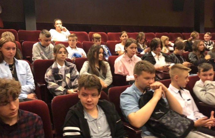 W czwatrek 6 października uczniowie klas siódmych i ósmych udali się do Teatru im. Aleksandra Sewruka w Elblągu w celu obejrzenia sztuki pt. ,,Balladyna. Wyjazd odbył się w ramach działań na rzecz szerszego udostępniania kanonu edukacji klasycznej. Dla uczniów stanowił również świetną okazję do powtórzenia lektury obowiązkowej.
,,Balladyna to dramat , w którym postaci świata rzeczywistego przeplatają się z magicznymi zjawami z baśni. Dlatego podczas spektaklu uczniowie mogli podziwiać przepiękne kostiumy, intrygującą charakteryzację aktorów, którzy wcielali się w magiczne postaci. Oryginalności sztuce dodawała także genialna muzyka wybitnego polskiego kompozytora teatralnego i filmowego.
Uczniowie na długo zapamietają ten wyjątkowy spektakl.