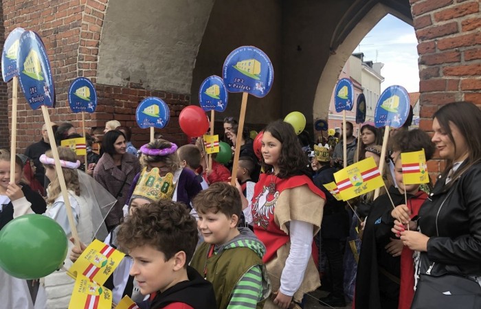 24 września 2022 r. nasza szkoła brała udział w obchodach 725-lecia nadania praw miejskich Pasłękowi. Wspólnie z kolorowym pochodem udaliśmy się ulicami starego miasta pod scenę, na której nasze uczennice pod czujnym okiem p. Iwony Matukiewicz zaprezentowały pokaz średniowiecznego tańca.
Z całego serca dziękujemy wszystkim Uczniom, Nauczycielom oraz Rodzicom za zaangażowanie i obecność