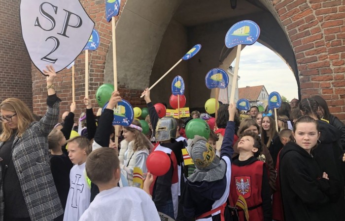 24 września 2022 r. nasza szkoła brała udział w obchodach 725-lecia nadania praw miejskich Pasłękowi. Wspólnie z kolorowym pochodem udaliśmy się ulicami starego miasta pod scenę, na której nasze uczennice pod czujnym okiem p. Iwony Matukiewicz zaprezentowały pokaz średniowiecznego tańca.
Z całego serca dziękujemy wszystkim Uczniom, Nauczycielom oraz Rodzicom za zaangażowanie i obecność