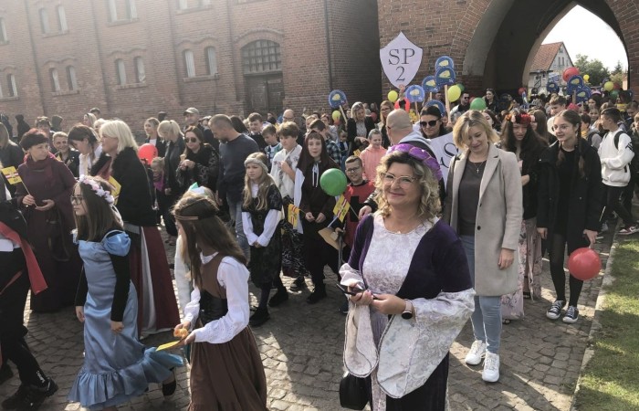 24 września 2022 r. nasza szkoła brała udział w obchodach 725-lecia nadania praw miejskich Pasłękowi. Wspólnie z kolorowym pochodem udaliśmy się ulicami starego miasta pod scenę, na której nasze uczennice pod czujnym okiem p. Iwony Matukiewicz zaprezentowały pokaz średniowiecznego tańca.
Z całego serca dziękujemy wszystkim Uczniom, Nauczycielom oraz Rodzicom za zaangażowanie i obecność