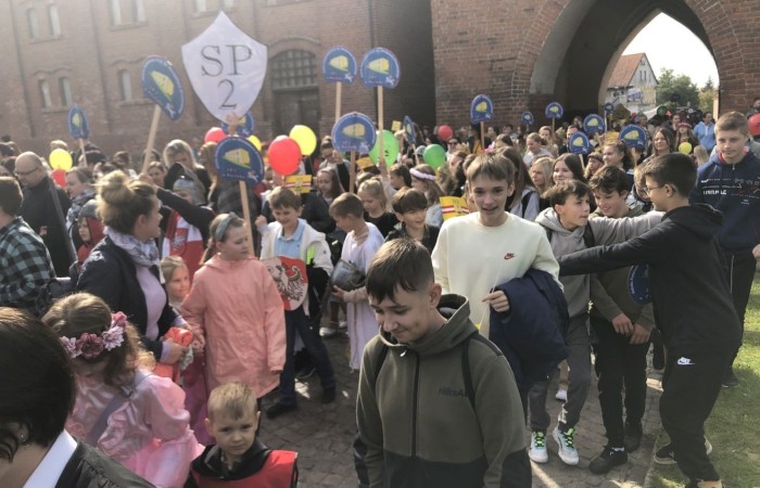 24 września 2022 r. nasza szkoła brała udział w obchodach 725-lecia nadania praw miejskich Pasłękowi. Wspólnie z kolorowym pochodem udaliśmy się ulicami starego miasta pod scenę, na której nasze uczennice pod czujnym okiem p. Iwony Matukiewicz zaprezentowały pokaz średniowiecznego tańca.
Z całego serca dziękujemy wszystkim Uczniom, Nauczycielom oraz Rodzicom za zaangażowanie i obecność