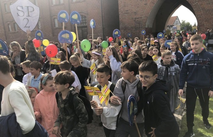 24 września 2022 r. nasza szkoła brała udział w obchodach 725-lecia nadania praw miejskich Pasłękowi. Wspólnie z kolorowym pochodem udaliśmy się ulicami starego miasta pod scenę, na której nasze uczennice pod czujnym okiem p. Iwony Matukiewicz zaprezentowały pokaz średniowiecznego tańca.
Z całego serca dziękujemy wszystkim Uczniom, Nauczycielom oraz Rodzicom za zaangażowanie i obecność