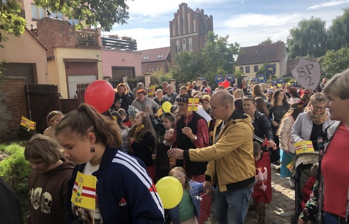 24 września 2022 r. nasza szkoła brała udział w obchodach 725-lecia nadania praw miejskich Pasłękowi. Wspólnie z kolorowym pochodem udaliśmy się ulicami starego miasta pod scenę, na której nasze uczennice pod czujnym okiem p. Iwony Matukiewicz zaprezentowały pokaz średniowiecznego tańca.
Z całego serca dziękujemy wszystkim Uczniom, Nauczycielom oraz Rodzicom za zaangażowanie i obecność