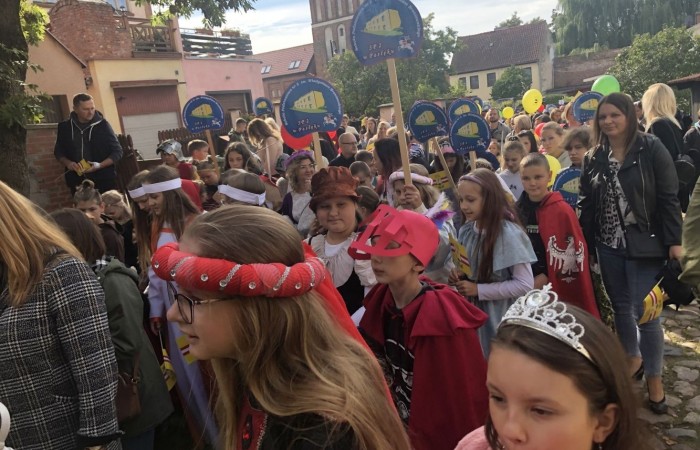 24 września 2022 r. nasza szkoła brała udział w obchodach 725-lecia nadania praw miejskich Pasłękowi. Wspólnie z kolorowym pochodem udaliśmy się ulicami starego miasta pod scenę, na której nasze uczennice pod czujnym okiem p. Iwony Matukiewicz zaprezentowały pokaz średniowiecznego tańca.
Z całego serca dziękujemy wszystkim Uczniom, Nauczycielom oraz Rodzicom za zaangażowanie i obecność