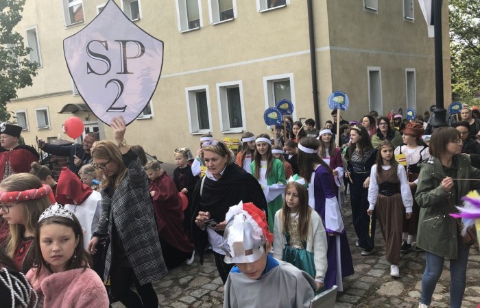 24 września 2022 r. nasza szkoła brała udział w obchodach 725-lecia nadania praw miejskich Pasłękowi. Wspólnie z kolorowym pochodem udaliśmy się ulicami starego miasta pod scenę, na której nasze uczennice pod czujnym okiem p. Iwony Matukiewicz zaprezentowały pokaz średniowiecznego tańca.
Z całego serca dziękujemy wszystkim Uczniom, Nauczycielom oraz Rodzicom za zaangażowanie i obecność