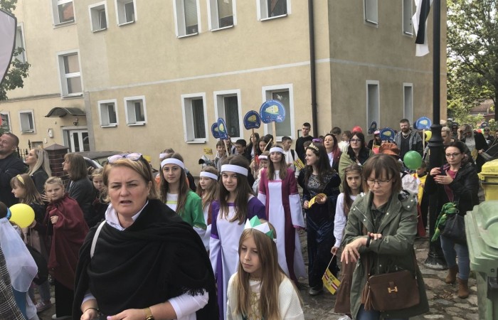 24 września 2022 r. nasza szkoła brała udział w obchodach 725-lecia nadania praw miejskich Pasłękowi. Wspólnie z kolorowym pochodem udaliśmy się ulicami starego miasta pod scenę, na której nasze uczennice pod czujnym okiem p. Iwony Matukiewicz zaprezentowały pokaz średniowiecznego tańca.
Z całego serca dziękujemy wszystkim Uczniom, Nauczycielom oraz Rodzicom za zaangażowanie i obecność