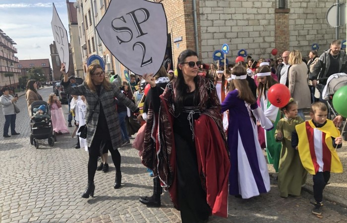 24 września 2022 r. nasza szkoła brała udział w obchodach 725-lecia nadania praw miejskich Pasłękowi. Wspólnie z kolorowym pochodem udaliśmy się ulicami starego miasta pod scenę, na której nasze uczennice pod czujnym okiem p. Iwony Matukiewicz zaprezentowały pokaz średniowiecznego tańca.
Z całego serca dziękujemy wszystkim Uczniom, Nauczycielom oraz Rodzicom za zaangażowanie i obecność