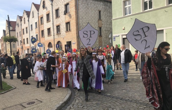 24 września 2022 r. nasza szkoła brała udział w obchodach 725-lecia nadania praw miejskich Pasłękowi. Wspólnie z kolorowym pochodem udaliśmy się ulicami starego miasta pod scenę, na której nasze uczennice pod czujnym okiem p. Iwony Matukiewicz zaprezentowały pokaz średniowiecznego tańca.
Z całego serca dziękujemy wszystkim Uczniom, Nauczycielom oraz Rodzicom za zaangażowanie i obecność