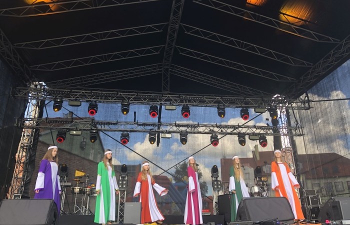 24 września 2022 r. nasza szkoła brała udział w obchodach 725-lecia nadania praw miejskich Pasłękowi. Wspólnie z kolorowym pochodem udaliśmy się ulicami starego miasta pod scenę, na której nasze uczennice pod czujnym okiem p. Iwony Matukiewicz zaprezentowały pokaz średniowiecznego tańca.
Z całego serca dziękujemy wszystkim Uczniom, Nauczycielom oraz Rodzicom za zaangażowanie i obecność