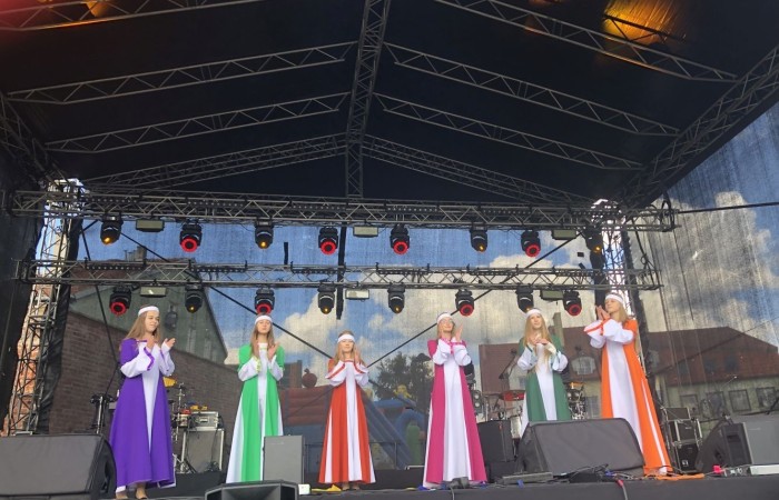 24 września 2022 r. nasza szkoła brała udział w obchodach 725-lecia nadania praw miejskich Pasłękowi. Wspólnie z kolorowym pochodem udaliśmy się ulicami starego miasta pod scenę, na której nasze uczennice pod czujnym okiem p. Iwony Matukiewicz zaprezentowały pokaz średniowiecznego tańca.
Z całego serca dziękujemy wszystkim Uczniom, Nauczycielom oraz Rodzicom za zaangażowanie i obecność