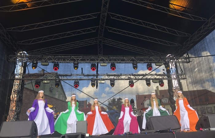 24 września 2022 r. nasza szkoła brała udział w obchodach 725-lecia nadania praw miejskich Pasłękowi. Wspólnie z kolorowym pochodem udaliśmy się ulicami starego miasta pod scenę, na której nasze uczennice pod czujnym okiem p. Iwony Matukiewicz zaprezentowały pokaz średniowiecznego tańca.
Z całego serca dziękujemy wszystkim Uczniom, Nauczycielom oraz Rodzicom za zaangażowanie i obecność