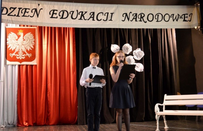 13 października odbyła się w naszej szkole uroczysta akademia z okazji Dnia Edukacji Narodowej. Uczniowie z klas VI, pod kierownictwem pani Iwony Matukiewicz i pani Justyny Antczak, piosenką, tańcem i słowem uświetnili ten wyjątkowy dzień w roku szkolnym. Wiele ciepłych i miłych słów popłynęło w kierunku nauczycieli, pracowników obsługi i administracji. Uczniowie docenili i podkreślili swoją wdzięczność za codzienny trud, poświęcenie, czujność i troskę o dobro wychowanków. Podczas uroczystości gościliśmy Burmistrza Pana Wiesława Śniecikowskiego, zastępcę przewodniczącej Rady Rodziców Panią Urszulę Szuniewicz oraz z Referatu Edukacji, Promocji i Rozwoju Gminy Panią Joannę Łapacką i Pana Piotra Szczepkowskiego. Dyrektor szkoły Pani Agnieszka Cieklińska wręczyła podziękowania dla nauczycieli i pracowników  za pracę i zaangażowanie w życie szkoły. Nasi nauczyciele Pani Marzena Szymańska, Pani Beata Ziębicka otrzymały nagrodę a Pani Iwona Matukiewicz podziękowania Burmistrza. Słodkie upominki dla nauczycieli, pracowników i gości wręczyła grupa kulinarna pod kierunkiem Pani Beaty Ziębickiej.
