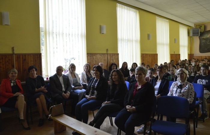 13 października odbyła się w naszej szkole uroczysta akademia z okazji Dnia Edukacji Narodowej. Uczniowie z klas VI, pod kierownictwem pani Iwony Matukiewicz i pani Justyny Antczak, piosenką, tańcem i słowem uświetnili ten wyjątkowy dzień w roku szkolnym. Wiele ciepłych i miłych słów popłynęło w kierunku nauczycieli, pracowników obsługi i administracji. Uczniowie docenili i podkreślili swoją wdzięczność za codzienny trud, poświęcenie, czujność i troskę o dobro wychowanków. Podczas uroczystości gościliśmy Burmistrza Pana Wiesława Śniecikowskiego, zastępcę przewodniczącej Rady Rodziców Panią Urszulę Szuniewicz oraz z Referatu Edukacji, Promocji i Rozwoju Gminy Panią Joannę Łapacką i Pana Piotra Szczepkowskiego. Dyrektor szkoły Pani Agnieszka Cieklińska wręczyła podziękowania dla nauczycieli i pracowników  za pracę i zaangażowanie w życie szkoły. Nasi nauczyciele Pani Marzena Szymańska, Pani Beata Ziębicka otrzymały nagrodę a Pani Iwona Matukiewicz podziękowania Burmistrza. Słodkie upominki dla nauczycieli, pracowników i gości wręczyła grupa kulinarna pod kierunkiem Pani Beaty Ziębickiej.