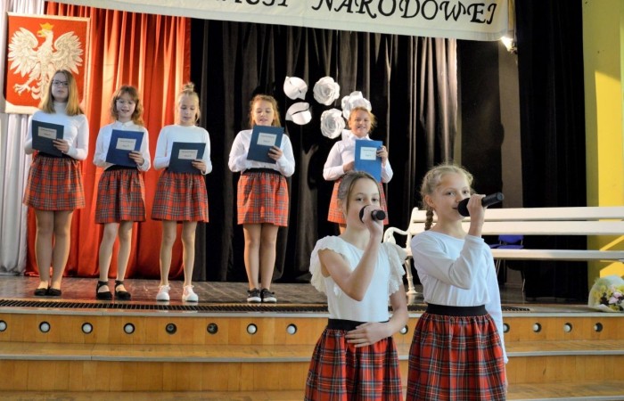 13 października odbyła się w naszej szkole uroczysta akademia z okazji Dnia Edukacji Narodowej. Uczniowie z klas VI, pod kierownictwem pani Iwony Matukiewicz i pani Justyny Antczak, piosenką, tańcem i słowem uświetnili ten wyjątkowy dzień w roku szkolnym. Wiele ciepłych i miłych słów popłynęło w kierunku nauczycieli, pracowników obsługi i administracji. Uczniowie docenili i podkreślili swoją wdzięczność za codzienny trud, poświęcenie, czujność i troskę o dobro wychowanków. Podczas uroczystości gościliśmy Burmistrza Pana Wiesława Śniecikowskiego, zastępcę przewodniczącej Rady Rodziców Panią Urszulę Szuniewicz oraz z Referatu Edukacji, Promocji i Rozwoju Gminy Panią Joannę Łapacką i Pana Piotra Szczepkowskiego. Dyrektor szkoły Pani Agnieszka Cieklińska wręczyła podziękowania dla nauczycieli i pracowników  za pracę i zaangażowanie w życie szkoły. Nasi nauczyciele Pani Marzena Szymańska, Pani Beata Ziębicka otrzymały nagrodę a Pani Iwona Matukiewicz podziękowania Burmistrza. Słodkie upominki dla nauczycieli, pracowników i gości wręczyła grupa kulinarna pod kierunkiem Pani Beaty Ziębickiej.