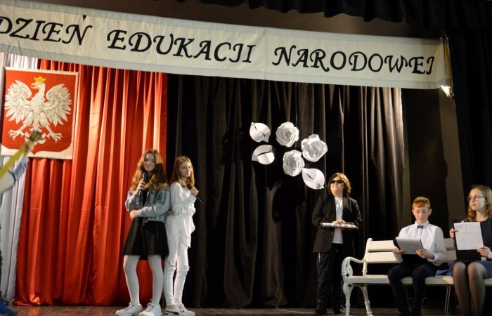 13 października odbyła się w naszej szkole uroczysta akademia z okazji Dnia Edukacji Narodowej. Uczniowie z klas VI, pod kierownictwem pani Iwony Matukiewicz i pani Justyny Antczak, piosenką, tańcem i słowem uświetnili ten wyjątkowy dzień w roku szkolnym. Wiele ciepłych i miłych słów popłynęło w kierunku nauczycieli, pracowników obsługi i administracji. Uczniowie docenili i podkreślili swoją wdzięczność za codzienny trud, poświęcenie, czujność i troskę o dobro wychowanków. Podczas uroczystości gościliśmy Burmistrza Pana Wiesława Śniecikowskiego, zastępcę przewodniczącej Rady Rodziców Panią Urszulę Szuniewicz oraz z Referatu Edukacji, Promocji i Rozwoju Gminy Panią Joannę Łapacką i Pana Piotra Szczepkowskiego. Dyrektor szkoły Pani Agnieszka Cieklińska wręczyła podziękowania dla nauczycieli i pracowników  za pracę i zaangażowanie w życie szkoły. Nasi nauczyciele Pani Marzena Szymańska, Pani Beata Ziębicka otrzymały nagrodę a Pani Iwona Matukiewicz podziękowania Burmistrza. Słodkie upominki dla nauczycieli, pracowników i gości wręczyła grupa kulinarna pod kierunkiem Pani Beaty Ziębickiej.