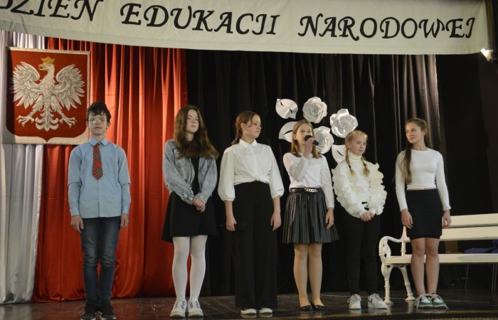 13 października odbyła się w naszej szkole uroczysta akademia z okazji Dnia Edukacji Narodowej. Uczniowie z klas VI, pod kierownictwem pani Iwony Matukiewicz i pani Justyny Antczak, piosenką, tańcem i słowem uświetnili ten wyjątkowy dzień w roku szkolnym. Wiele ciepłych i miłych słów popłynęło w kierunku nauczycieli, pracowników obsługi i administracji. Uczniowie docenili i podkreślili swoją wdzięczność za codzienny trud, poświęcenie, czujność i troskę o dobro wychowanków. Podczas uroczystości gościliśmy Burmistrza Pana Wiesława Śniecikowskiego, zastępcę przewodniczącej Rady Rodziców Panią Urszulę Szuniewicz oraz z Referatu Edukacji, Promocji i Rozwoju Gminy Panią Joannę Łapacką i Pana Piotra Szczepkowskiego. Dyrektor szkoły Pani Agnieszka Cieklińska wręczyła podziękowania dla nauczycieli i pracowników  za pracę i zaangażowanie w życie szkoły. Nasi nauczyciele Pani Marzena Szymańska, Pani Beata Ziębicka otrzymały nagrodę a Pani Iwona Matukiewicz podziękowania Burmistrza. Słodkie upominki dla nauczycieli, pracowników i gości wręczyła grupa kulinarna pod kierunkiem Pani Beaty Ziębickiej.