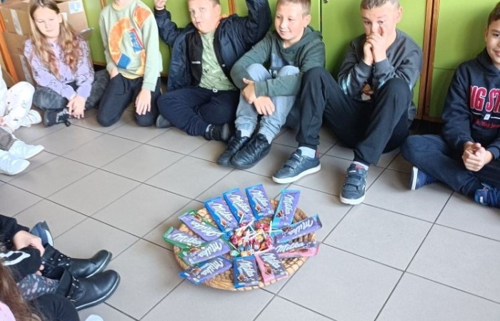 30 września klasy I – III obchodziły Dzień Chłopaka. Ciekawość i zniecierpliwienie towarzyszyły chłopcom w ten szczególny dla nich dzień. Dziewczęta, oprócz odśpiewania tradycyjnego „Sto lat”,  podarowały im wspaniałe prezenty i składały serdeczne życzenia. Wielką atrakcją tego dnia było wspólne wyjście do kina na film  „Pies w rozmiarze XXL”.