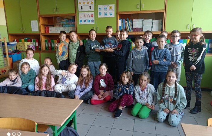 30 września klasy I – III obchodziły Dzień Chłopaka. Ciekawość i zniecierpliwienie towarzyszyły chłopcom w ten szczególny dla nich dzień. Dziewczęta, oprócz odśpiewania tradycyjnego „Sto lat”,  podarowały im wspaniałe prezenty i składały serdeczne życzenia. Wielką atrakcją tego dnia było wspólne wyjście do kina na film  „Pies w rozmiarze XXL”.