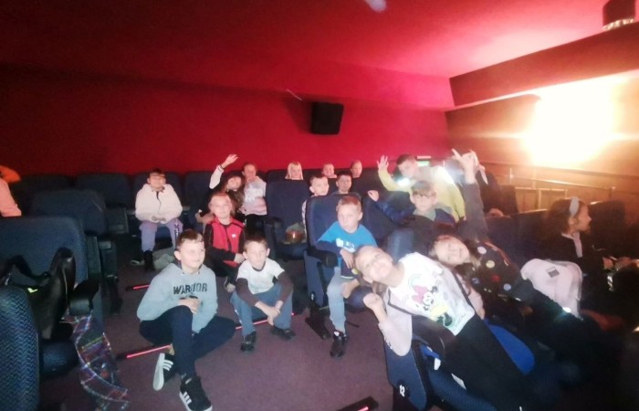 30 września klasy I – III obchodziły Dzień Chłopaka. Ciekawość i zniecierpliwienie towarzyszyły chłopcom w ten szczególny dla nich dzień. Dziewczęta, oprócz odśpiewania tradycyjnego „Sto lat”,  podarowały im wspaniałe prezenty i składały serdeczne życzenia. Wielką atrakcją tego dnia było wspólne wyjście do kina na film  „Pies w rozmiarze XXL”.