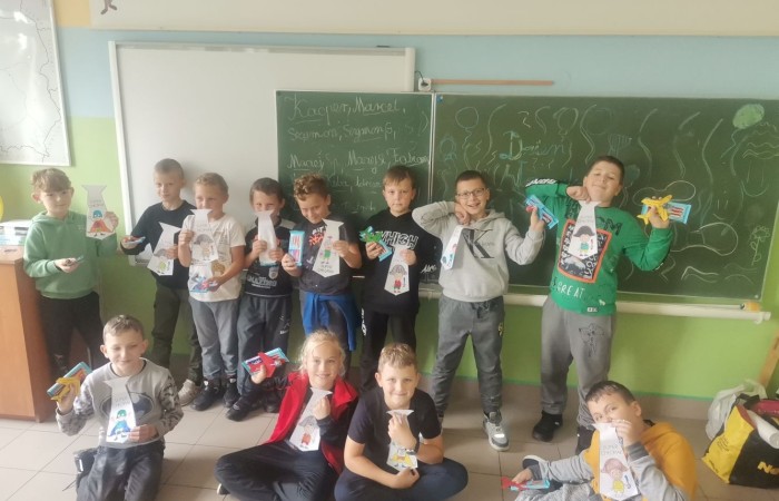 30 września klasy I – III obchodziły Dzień Chłopaka. Ciekawość i zniecierpliwienie towarzyszyły chłopcom w ten szczególny dla nich dzień. Dziewczęta, oprócz odśpiewania tradycyjnego „Sto lat”,  podarowały im wspaniałe prezenty i składały serdeczne życzenia. Wielką atrakcją tego dnia było wspólne wyjście do kina na film  „Pies w rozmiarze XXL”.