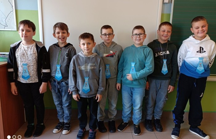 30 września klasy I – III obchodziły Dzień Chłopaka. Ciekawość i zniecierpliwienie towarzyszyły chłopcom w ten szczególny dla nich dzień. Dziewczęta, oprócz odśpiewania tradycyjnego „Sto lat”,  podarowały im wspaniałe prezenty i składały serdeczne życzenia. Wielką atrakcją tego dnia było wspólne wyjście do kina na film  „Pies w rozmiarze XXL”.