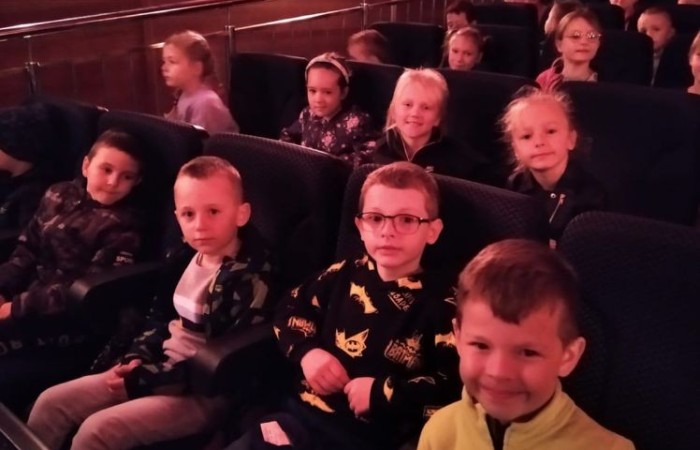 30 września klasy I – III obchodziły Dzień Chłopaka. Ciekawość i zniecierpliwienie towarzyszyły chłopcom w ten szczególny dla nich dzień. Dziewczęta, oprócz odśpiewania tradycyjnego „Sto lat”,  podarowały im wspaniałe prezenty i składały serdeczne życzenia. Wielką atrakcją tego dnia było wspólne wyjście do kina na film  „Pies w rozmiarze XXL”.