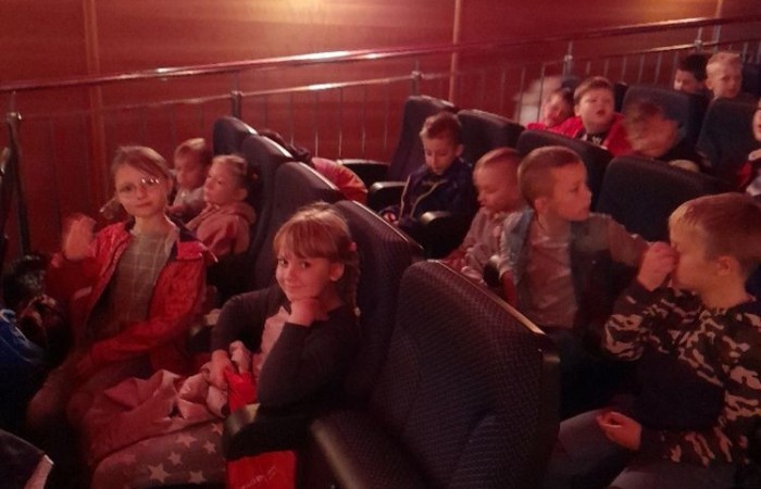 30 września klasy I – III obchodziły Dzień Chłopaka. Ciekawość i zniecierpliwienie towarzyszyły chłopcom w ten szczególny dla nich dzień. Dziewczęta, oprócz odśpiewania tradycyjnego „Sto lat”,  podarowały im wspaniałe prezenty i składały serdeczne życzenia. Wielką atrakcją tego dnia było wspólne wyjście do kina na film  „Pies w rozmiarze XXL”.