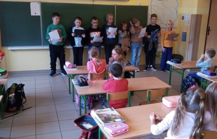 5 października kolejny raz uczniowie naszej szkoły wzięli aktywny udział w Ogólnopolskim Dniu Głośnego Czytania. Celem akcji było propagowanie czytelnictwa.  Wiadomo, nie od dziś, że czytanie na głos dziecku rozwija wyobraźnię, uczy myślenia i wypracowywania wartości moralnych. Pomaga również we wzbogacaniu języka i rozbudza w dziecku ciekawość  otaczającym światem. 
 W tym roku w akcję włączyli się wolontariusze ze Szkolnego Klubu Wolontariatu, którzy przygotowali  dla najmłodszych ciekawe opowiadania. Pierwszy raz w działania charytatywne włączył się również mały wolontariat. Dzieci z klasy trzeciej czytały opowiadania młodszym kolegom z klas pierwszych. Wszyscy z ciekawością wysłuchali przygód Bystrzaków, które  stały się inspiracją do rozmów, prac plastycznych a także zabaw przy muzyce. 